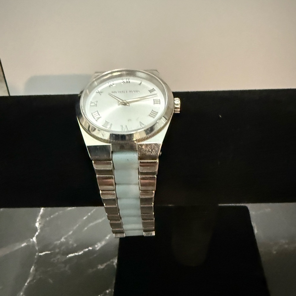 Michael Kors Silver and Blue Classic Watch Timeless Design - Picture 2 of 2